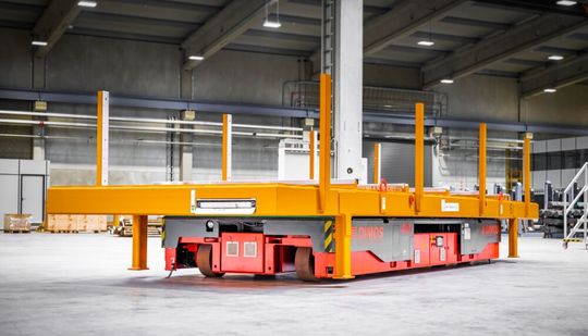 Bei LSV transportiert jeder Plattformwagen von Dimos bis zu 40 t Blankstahl.(Bild:  Lech-Stahl Veredelung)