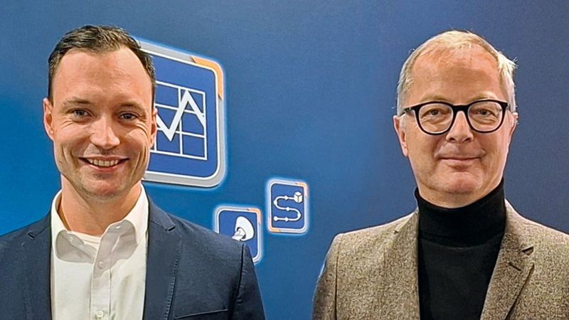 Benedikt Gundling (links), Produktmanager Digitale Produkte bei Grob, und Christian Erlinger (rechts), Geschäftsführer bei Coscom. „Das Besondere an unserer Kooperation ist, dass wir unsere Kernkompetenzen bündeln und so ideale Lösungen für unsere gemeinsamen Kunden schaffen“, erzählt Gundling.(Bild:  Coscom)