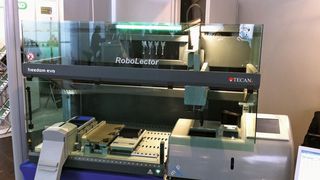 Mit der Integration des BioLectors in den Pipettierroboter „Tecan Freedom Evo“ automatisiert m2p-labs das Upstream-Bioprocessing (Fermentation).  (Bild: m2p-labs)