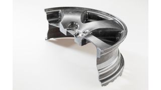 Mit dem auf Diamin basierendem Epoxidhärter Vestalite S von Evonik konnte in Zusammenarbeit mit Lorenz Kunststofftechnik in Kombination mit der bestehenden SMC-Grundrezeptur des Duroplastherstellers ein Material entwickelt werden, das die Anforderungen an den modernen Leichtbau erfüllt, wie es heißt. Auch eigne es sich für die Verwendung in der Großserienfertigung, wie diese Felge beweise. (Evonik)