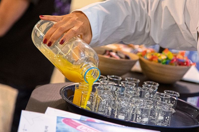 Passende Antwort auf die Erkältungszeit: Gratis Ingwer-Shots gab es hier stilecht aus Bechergläsern des Ausstellers DWK Life Sciences  Mehr Infos zu den kommenden LAB-SUPPLY-Messen finden Sie auf www.lab-supply.info (Bild: Stefan Stark)