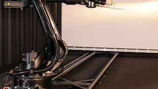 Das Robogonio dient zur Messung einer Reihe von winkelabhängigen foto- und radiometrischen Kenngrößen. Die 6-Achsmechanik des Goniometers kann Prüflinge (Lichtquellen oder Leuchten) positionieren und eignet sich zur Winkelmanipulation. (Foto: Opsira)