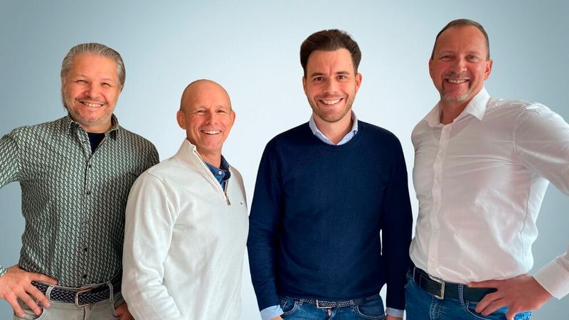 Noch führen (v. r.) Alexander Wacker und Philipp Niemann gemeinsam mit Marc Gloning und Joaquim Moreira dos Santos die Geschäfte des Unternehmens. Ab 2026 machen sie dann als Führungsduo weiter.(Bild:  SOS Software Service)