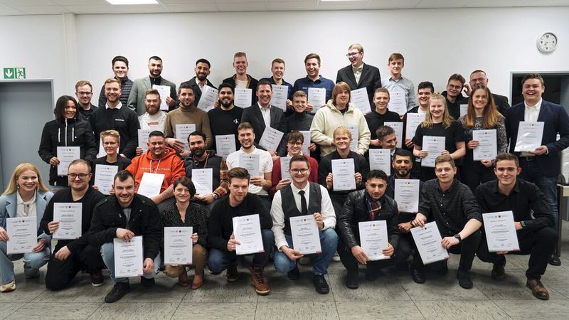 Insgesamt 45 Auszubildende aus Oldenburg (Niedersachsen) und Umgebung haben ihr Berufsziel erreicht. Dirk Wellmann, Obermeister der Kraftfahrzeug-Innung Oldenburg, gratulierte den Absolventen und ermunterte sie, sich weiterzubilden: „Auch wenn die Zeiten auf der Schulbank vorbei sind und ihr jetzt keine ungeliebten Ausbildungsberichte mehr schreiben müsst, warten dafür andere Verantwortungen auf euch. Ihr seid jetzt diejenigen, die andere anleiten und gewissenhaft anlernen müssen.“  (Bild: Kfz-Innung Oldenburg (Niedersachsen))