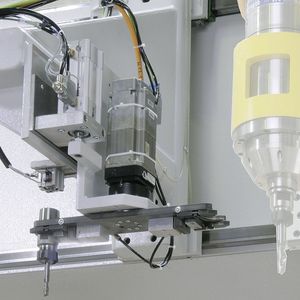 Bild 2: Toolshuttle mit Fünf-Achs-Aggregat wechselt Werkzeuge aus dem Werkzeugmagazin des Bearbeitungszentrums CM 27t in die Hauptspindel ein. Bild: Maka