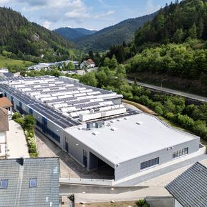 Der neue Anbau am Kammerer-Werk in Hornberg-Niederwasser schafft zusätzliche Flächen für Qualitätssicherung, Versand und Werkzeugausgabe.(Bild:  Joshua Rzepka für Kammerer Gewindetechnik)
