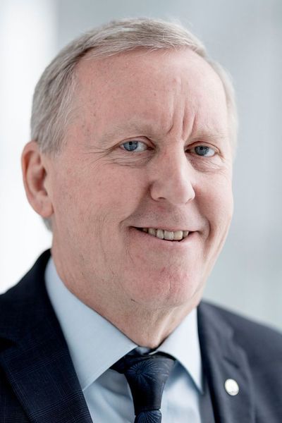 Bernhard Heusl, Nürnberger Versicherung: „Die Herbstakademie Sylt bietet seit Jahren eine hervorragende Plattform für die erfolgreiche Weiterentwicklung junger Führungskräfte des Kfz-Gewerbes. Als Versicherer bauen wir auf starke Autohäuser als Partner. Wir haben uns daher bewusst dazu entschieden, den Vortrag ‚Den Kampf um die besten Köpfe gewinnen‘ von Prof. Jörg Felfe zu unterstützen. Denn engagierte Fach- und Führungskräfte sind ein entscheidender Erfolgsfaktor in allen Unternehmen.“  (Nürnbegrer)
