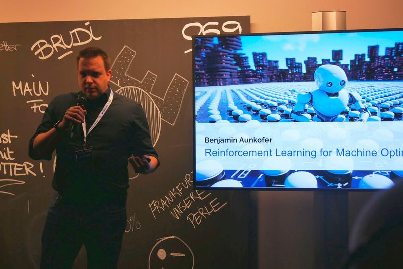 Laut Benjamin Aunkofer von Datanomiq erfährt Reinforcement Learning aktuell ein Comeback. Ein Algorithmus entwickelt eigene Aktionen, testet und anylisiert diese. Nach drei bis fünf Tagen liefere das Modell gute Ergebnisse. Vor allem die Optimisierung von Maschinen soll davon profitieren können.  (Bild: Sandro Kipar/VCG)