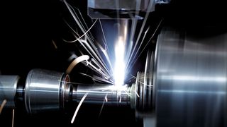 Beim Laserschweißen mit dem Faserlaser wird die Einschweißtiefe mit geringerer Leistung als beim CO2-Laser erreicht.  (Bild: Rofin)