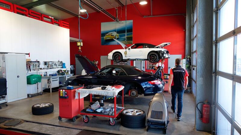 In der eindeutig gebrandeten Werkstatt von Sportwagen Nowa arbeiten vier Meister und drei Lehrlinge, die alle ausschließlich mit Porsche groß geworden sind bzw. groß werden.