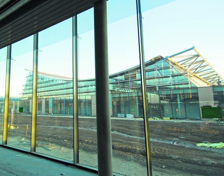 Metall und viel Glas geben den großen Fassaden der 70 m breiten und mehr als 140 m langen Hallen einen leichten, offenen Charakter. (Archiv: Vogel Business Media)