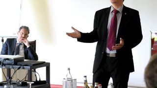 Hans Christian Markert erklärt die Enquete Kommission. (Bild: Chemsite)