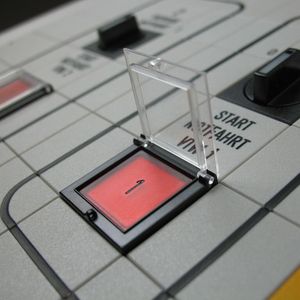 EAO stattet Bedientableaus mit Leuchtmelder, akustischen Signalgebern, Digitalanzeigen und/oder Quittungstasten aus.