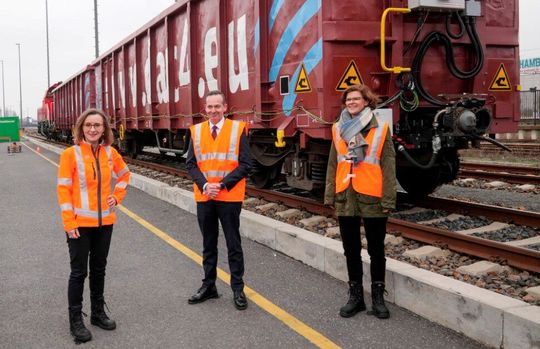 Ein digitaler Güterzug läutet die Zukunft des Güterverkehrs ein. Die Premiere begleiteten (v.l.): Dr. Sigrid Nikutta, DB-Vorstand für Güterverkehr, Dr. Volker Wissing, Bundesminister für Digitales und Verkehr, und Dr. Daniela Gerd tom Markotten, DB-Vorständin für Digitalisierung und Technik. Ein digitaler Güterzug läutet die Zukunft des Güterverkehrs ein. Die Premiere begleiteten (v.l.): Dr. Sigrid Nikutta, DB-Vorstand für Güterverkehr, Dr. Volker Wissing, Bundesminister für Digitales und Verkehr, und Dr. Daniela Gerd tom Markotten, DB-Vorständin für Digitalisierung und Technik.