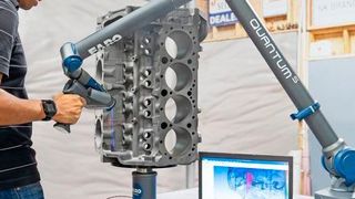 Das 8-Achsen-System kombiniert den portablen Quantum Faro-Arm oder den Quantum
Scan-Arm mit einer funktional integrierten, aber physisch getrennten 8. Achse. (FARO)