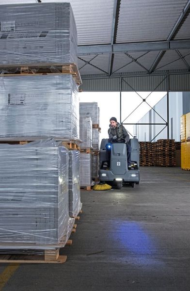 Die neue Aufsitzkehrsaugmaschine KM 100/120 R G von Kärcher ist auf lange, unterbrechungsfreie Arbeitsintervalle sowie eine hohe Reinigungsleistung ausgelegt.  (Kärcher)