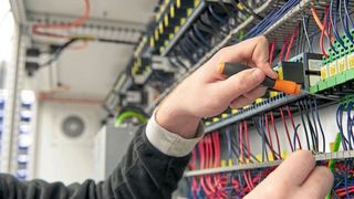 Schritt für Schritt kann der Verdrahter mit Unterstützung von Eplan Smart Wiring die Drähte im Schaltschrank anbringen.  (Eplan Software & Services)