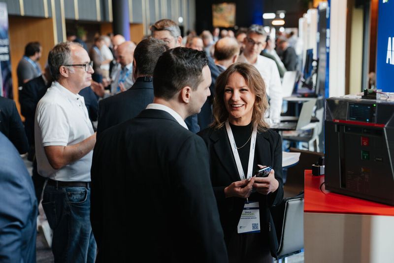 Paula Breukel, Redakteurin des Datacenter Insider, nutzte die Gelegenheit zum Austausch mit der Community. (Bild: Vogel IT-Akademie)