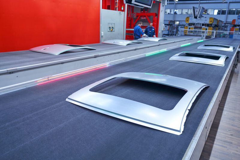Im Presswerk verarbeitet das Münchner Stammwerk täglich mehr als 30.000 Blech-Platinen zu Karosserieteilen. (BMW)