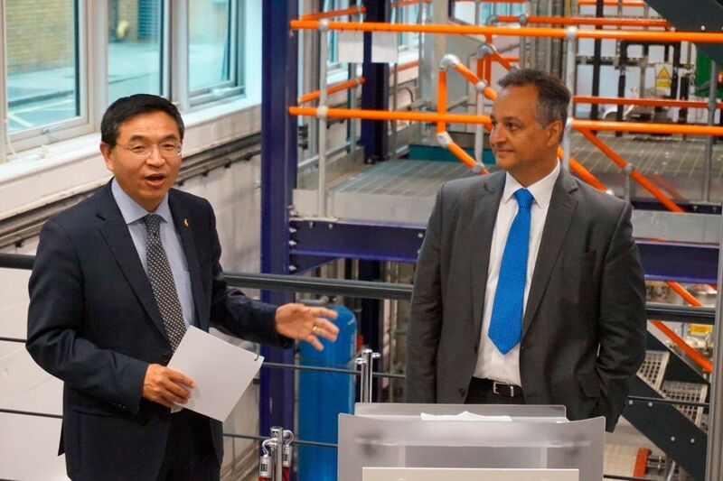 University of Surrey President and Vice-Chancellor, Professor Max Lu, and Fluor's Senior Vice President and Surrey Alum, Robin Chopra (L-R) at official opening of the Fluor Pilot Plant. (Business Wire)