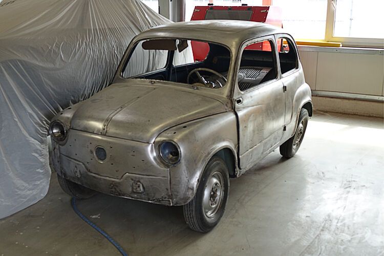 Der Aufbau der italienischen Knutschkugel Fiat 600 steht noch ganz am Anfang. (Bild: Schreiner/»kfz-betrieb«)