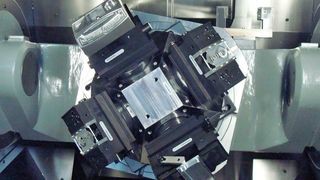 Bild 1: Die gredoc-Pyramide mit vier Spanneinheiten erlaubt die Fünf-Seiten-Komplettbearbeitung in einer Aufspannung. (Bild: Gressel)