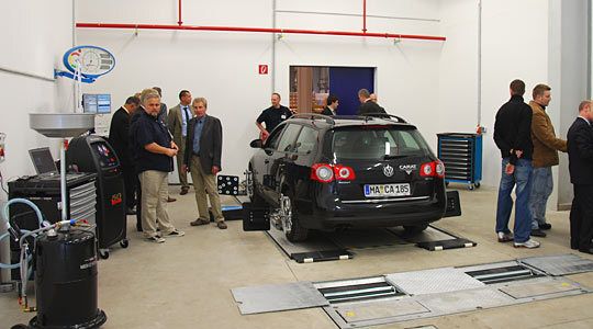 Auch mit einer komplett eingerichteten Musterwerkstatt wartet das neue Logistikzentrum auf ... (Archiv: Vogel Business Media)