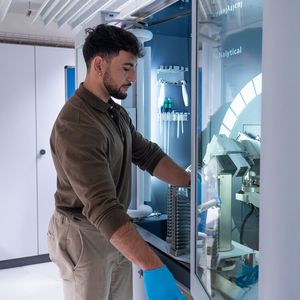 Empa-Forscher Damien Terebenec analysiert die Struktur metallischer Gläser in einem Röntgendiffraktometer. (Bild: Empa)