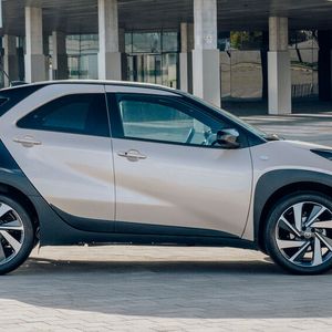 Für den City-Crossover Aygo X ruft Toyota einen Startpreis von 15.900 Euro auf.(Bild:  Jayson Fong)