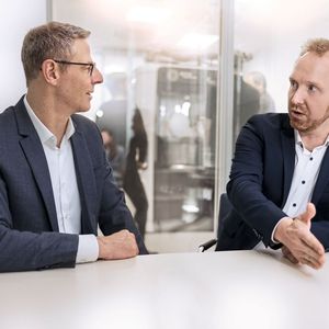 Joachim Dittrich und Marten Klukkert im Gespräch in einem der hochmodernen Besprechungsräume des Customer Development Centers. (Bild:  Dominik Obertreis www.obertreis.de)