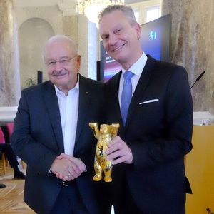 Den Berliner Bären erhielt Karpinski (l.) für seinen Einsatz für den Verband in Berlin aus den Händen von ZDK-Präsident Arne Joswig.(Bild:  Zietz – VCG)