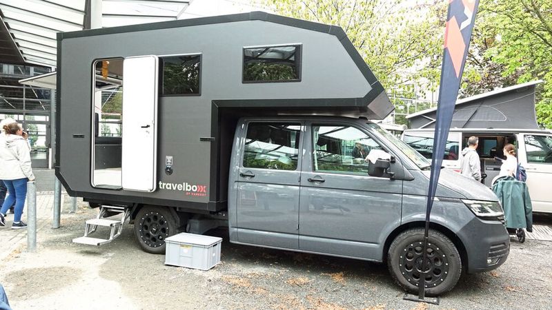 Pritsche runter und den Aufbau draufgepackt: Vielseitige Konzepte, den VW Bus als Wohnmobil zu nutzen, gibt es bereits seit Urzeiten. Sie haben an Attraktivität bis heute nichts eingebüßt.   (Bild: Dominsky – VCG)