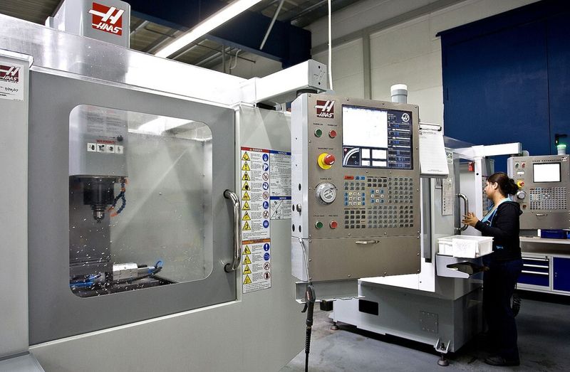 Für die Fertigung der chirurgischen Geräte und Werkzeuge hat SMT Schilling auch kräftig in die spanende Bearbeitung mit einigen Bearbeitungszentren investiert. (Bild: SMT)