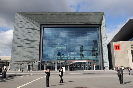 Zusammen mit der neuen Halle 11 bekam die Messe Frankfurt mit dem Portalhaus einen neuen Eingang. (Archiv: Vogel Business Media)