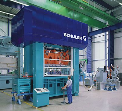 Bild 14: Mehr Hub, mehr Möglichkeiten: Kniehebelpressen mit zuschaltbarem „Quick-Lift-System“. Für die Produktion von Teilen mit großem Prägeanteil in hohen Stückzahlen bei niedrigen Kosten sind Kniehebelpressen erste Wahl. (Archiv: Vogel Business Media)