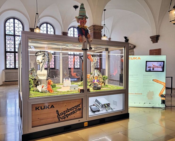 Die Roboter „Mario“ und „Nette“ des Automatisierungskonzerns Kuka waren über die Wintermonate als Puppenspieler ins Augsburger Rathaus eingezogen. (Bild: Kuka)