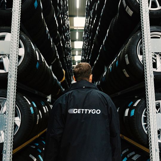 Bei GETTYGO brennt auch nachts noch das Licht. Der Nachtexpress ist eine neue Ergänzung zu den bisherigen Versandoptionen. Wenn es schnell gehen muss, dann kann mit GETTYGO Regio, der Reifen am Folgetag geliefert werden. Wenn es noch schneller gehen muss, dann mit dem GETTYGO Nachtexpress sogar bis zum nächsten Morgen. (Bild:  GETTYGO GmbH)