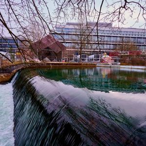 Ein modernes Kühlkonzept setzt auf Kühlung des Rechenzentrums durch Wasser des nahegelegenen Eisbaches. (Bild:  Deutsche Telekom AG / Cindy Albrecht / Robert Dieth)