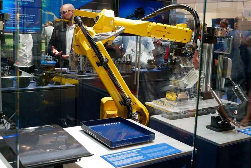 Schunk demonstrierte auf der Automatica, wie mehrere Arbeitsschritte von einem Roboter erledigt werden können. Die Maschine kann eigenständig das Werkzeug wechseln und so etwa abwechselnd polieren und entgraten.  (Bild: Sandro Kipar)