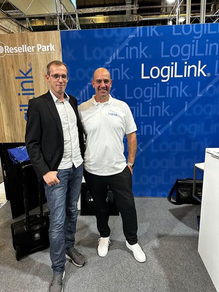 Sebastian Reiniger (l., Pollin Elektronik) ist begeistert von den Produkten von LogiLink und Sven Kilian. (Bild: Vogel IT-Medien)