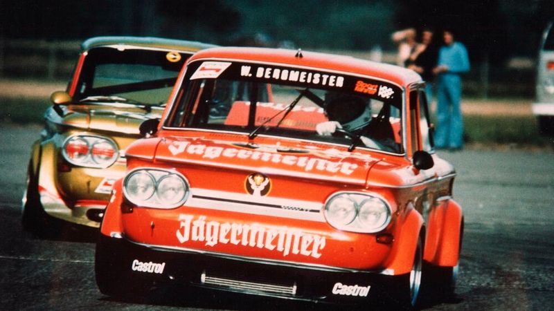 Der NSU TT ist bis in die Mitte der 70er-Jahre hinein das erfolgreichste deutsche Automobil bei nationalen Bergrennen. Als Rennwagen gewinnt er insgesamt 29 nationale Meisterschaften in Europa und Nordamerika. Mit diesen Erfolgen im Motorsport lässt sich gut Werbung machen: Den NSU TT etwa bewerben die Neckarsulmer als „reinrassigen Sportwagen, Zoll für Zoll“, den NSU TTS vermarkten sie als „ständigen Gast auf Rallyes“ und „notorischen Klassensieger“. Und auch bei Rallyes und Rundstreckenrennen waren die rasenden Hutschachteln für viele Siege gut. (Bild: Audi AG)