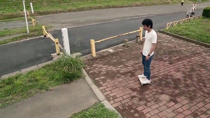 Auch kleine Hindernisse lassen sich mit dem WalkCar bewältigen ... (Bild: Cocoa Motors)