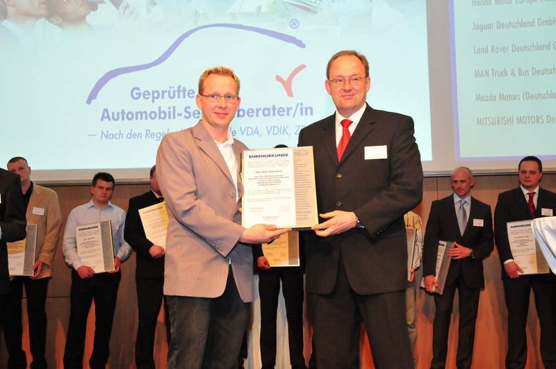 Dirk Schumann vom Autopark Hoffmann in Saalfeld erhielt die Urkunde für Seat. (Archiv: Vogel Business Media)