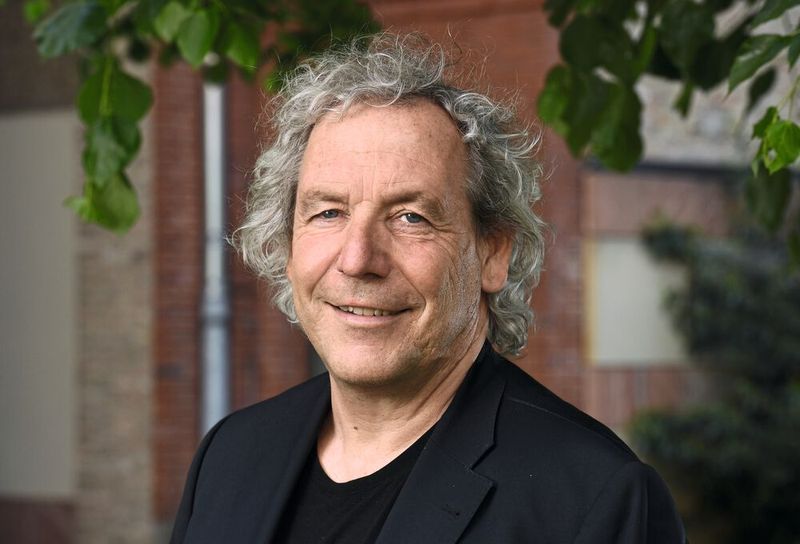 Prof. Andreas Knie: „Es gibt einfach zu viele Autos. Einen Ausweg bieten digitale Mobilitätskonzepte.“ Prof. Andreas Knie: „Es gibt einfach zu viele Autos. Einen Ausweg bieten digitale Mobilitätskonzepte.“