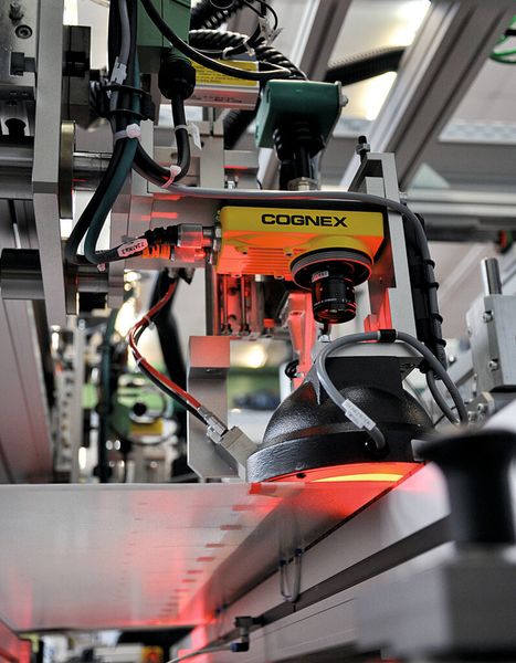 Bild 4: Das Bildverarbeitungssystem ermöglicht einen deutlichen Zeitgewinn im Vergleich zur manuellen Fertigung. (Bild: Cognex)