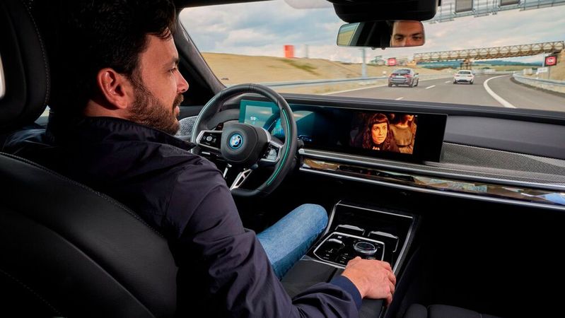 Im neuen BMW 7er können Fahrer jetzt mit den passenden Assistenzsystemen ein Video streamen und das Fahren ganz dem Auto überlassen.(Bild:  BMW)