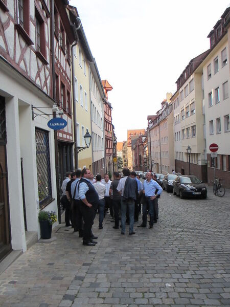 NCP-Partner beim „Walk & Dine“ durch Nürnbergs Altstadt. (Archiv: Vogel Business Media)