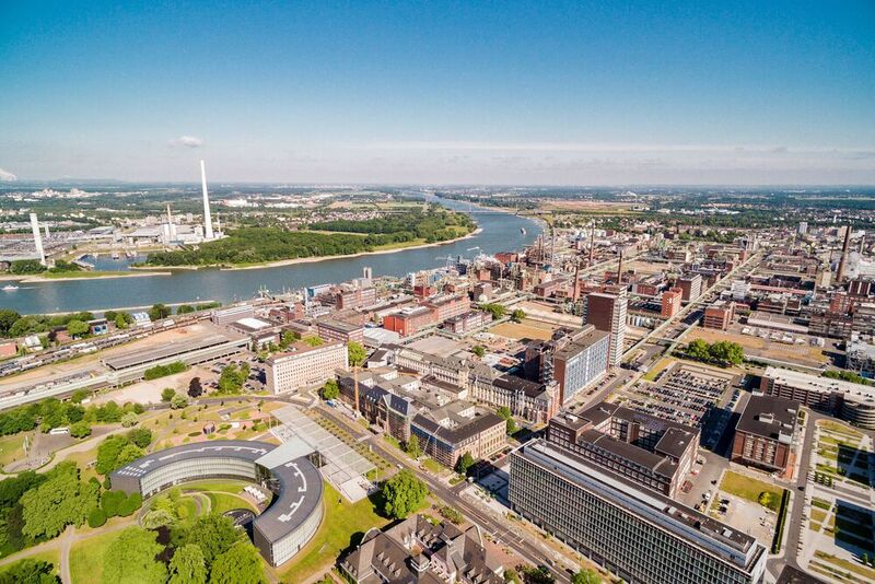 Der Chempark in NRW mit den drei Standorten in Dormagen, Krefeld und Leverkusen dient als Beispiel für die Entwicklung von Konzepten für die energetische Wärmewende der chemischen Industrie. Das Bild zeigt den Standort Leverkusen.