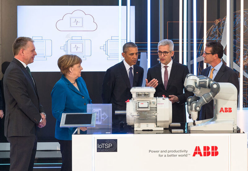 Bei ihrem Besuch am Stand von ABB erlebten Merkel und Obama den neuen Smart Sensor von ABB. ABB CEO Ulrich Spiesshofer demonstrierte den beiden Regierungschefs, wie dieser das Management von Millionen Elektromotoren durch die erstmals mögliche Verbindung mit Cloud-basierten Diensten verbessern kann. (©Luca Siermann/ABB)