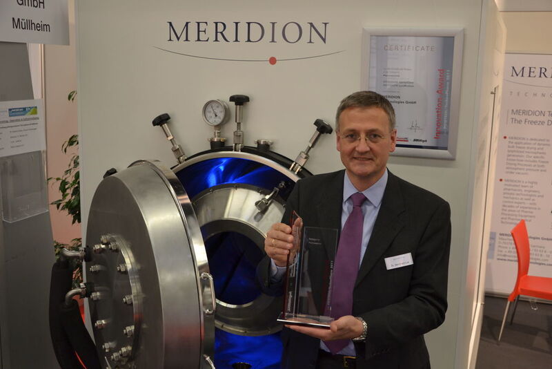 Meridion Technology lead the field in the category Pharmaceutical Technology. Here Dr. Bernhard Luy presents the award in front of the price-winning Dyna Freeze. (Picture: M. Henig/PROCESS) (Bild: PROCESS)